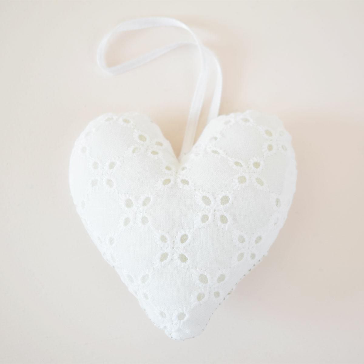 SET 6 CUORI STOFFA D/APPENDERE 9X9 CM BIANCO